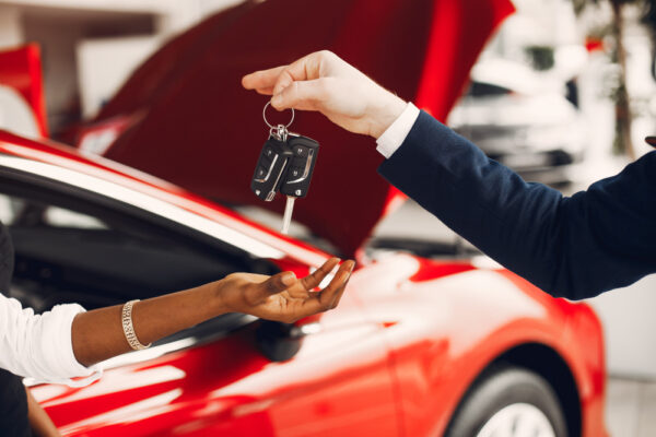 elegante-femme-noire-dans-salon-automobile